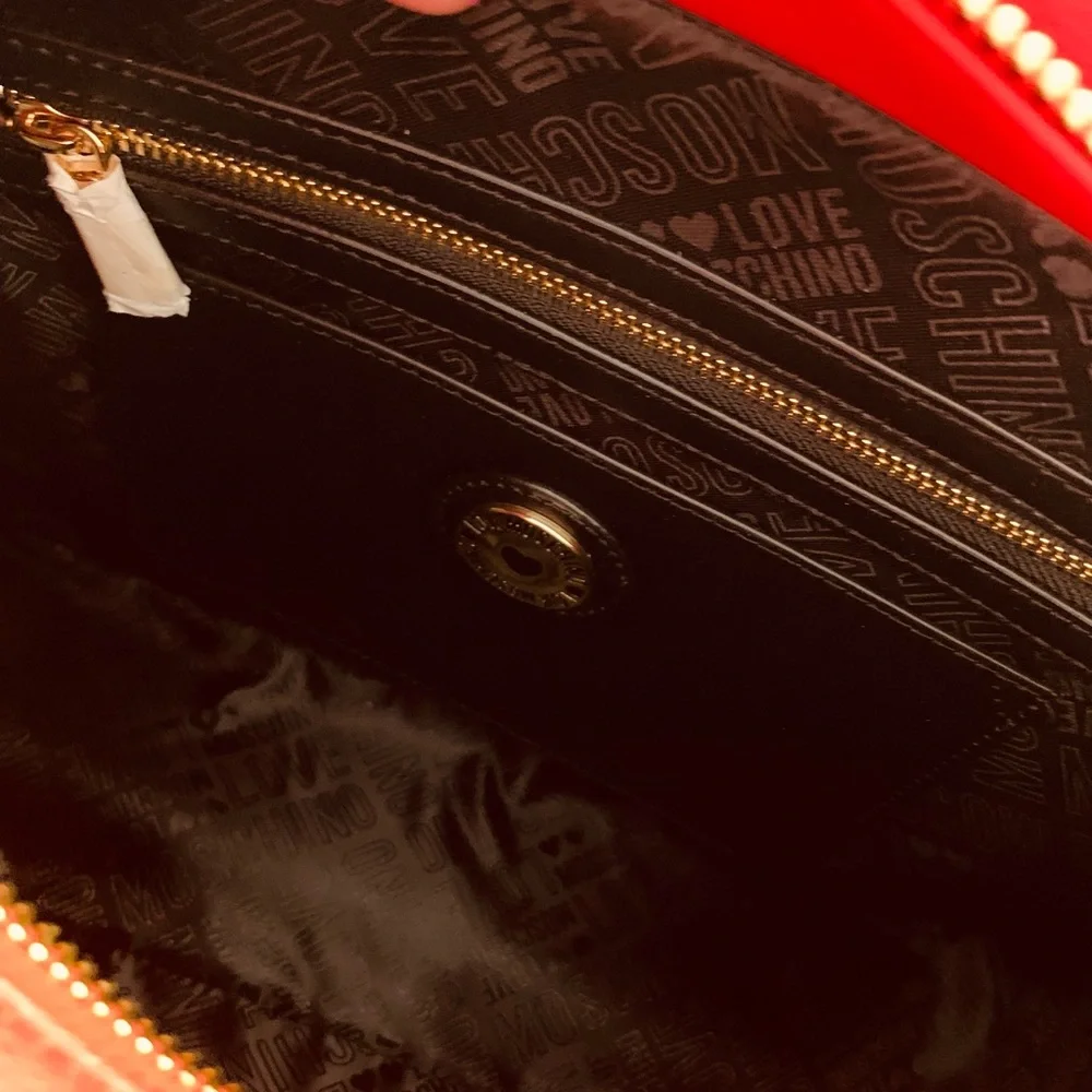 ❤️ Love Moschino red grommet logo tote bag. - Picture 4 of 4